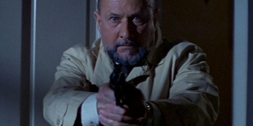 Donald Pleasance as dr. Loomis in Halloween met Gun