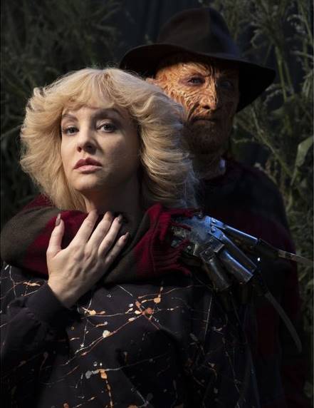 Wendi McLendon-Covey and Robert Englund