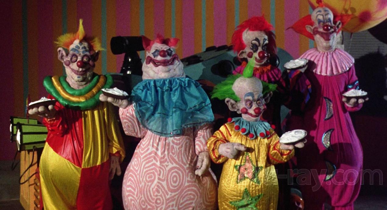 Scena da u filmu di l'orrore di l'anni 80 Killer Klowns da u Spaziu Uteru