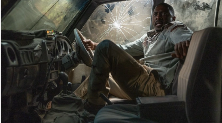 Idris Elba in jeep lyk verskrik