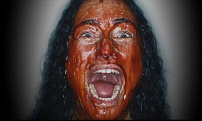 Femme couverte de sang criant dans le camer