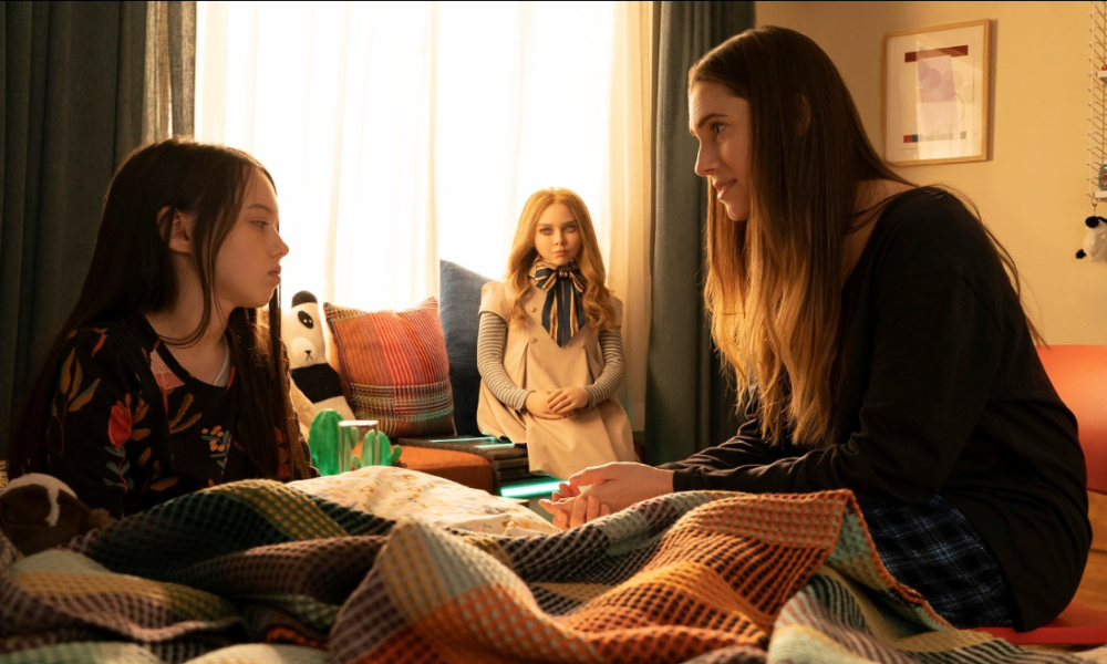 Djevojčica u krevetu dok njena android lutka gleda kako razgovara s majkom.
